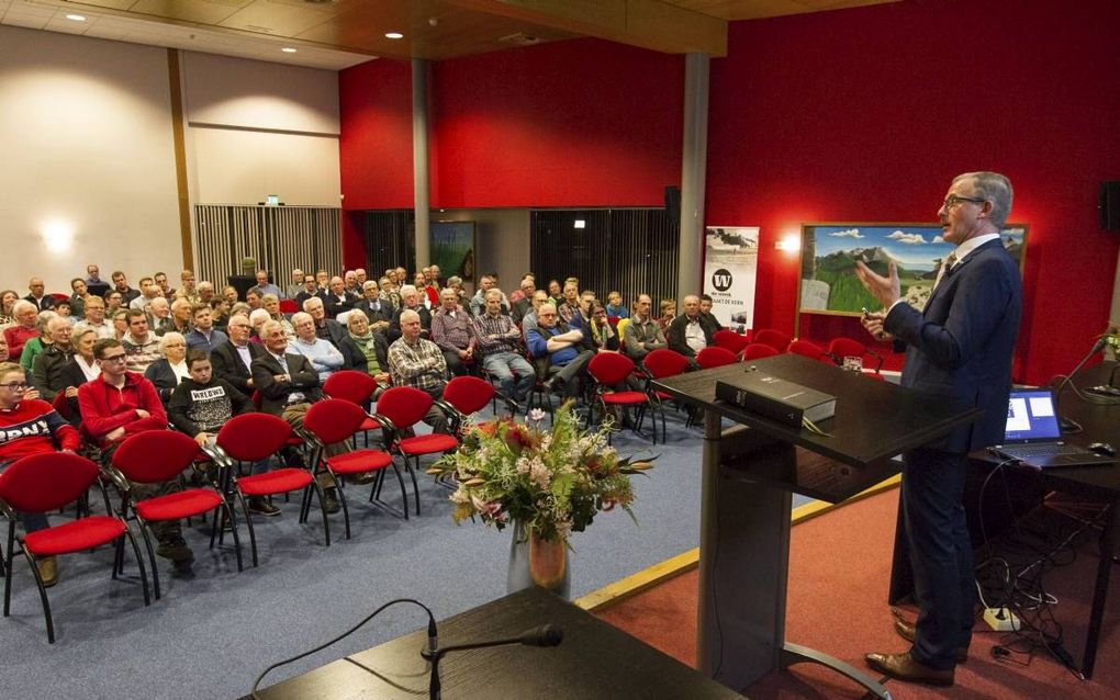 NAVO-generaal b.d. Arie Vermeij sprak vrijdagavond tijdens een bijeenkomst in het gebouw van de Erdee Media Groep. Samenwerking in Europa en de cultuur van een ander respecteren is volgens hem belangrijk om de veiligheid te vergroten. beeld RD, Anton Domm