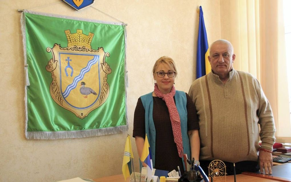 Burgemeester Mikola Majdeboera en viceburgemeester Marina Archiri op het gemeentehuis van Krasnosilka. beeld Floris Akkerman