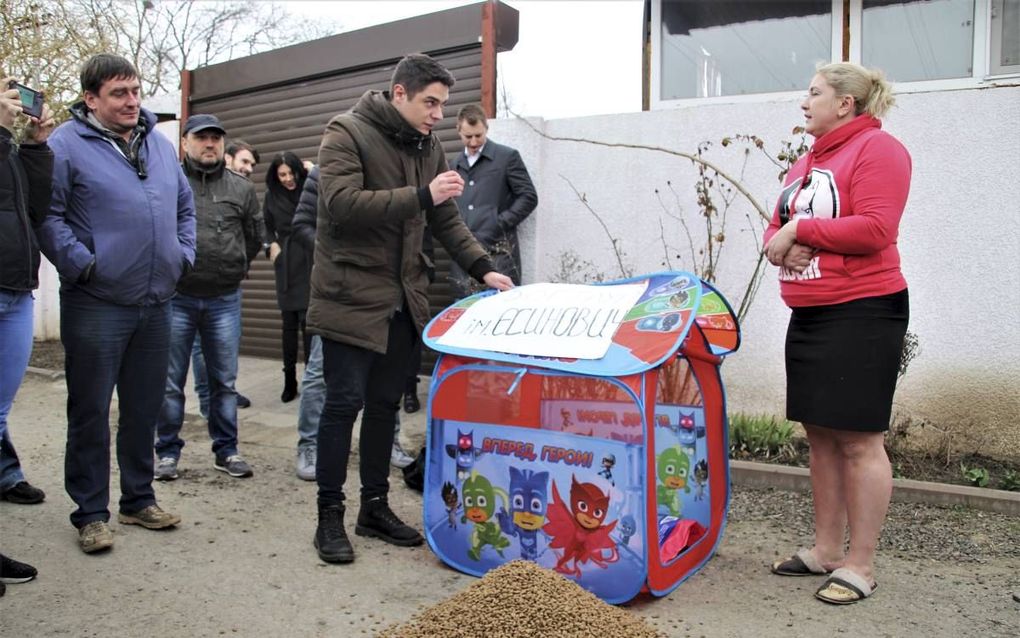 De 25-jarige activist Vitali Oestimenko (m.) beschuldigt gemeenteraadslid Jesenovitsj (r.) van het misbruiken van belastinggeld voor de bouw van een hondentrainingscentrum. beeld Floris Akkerman