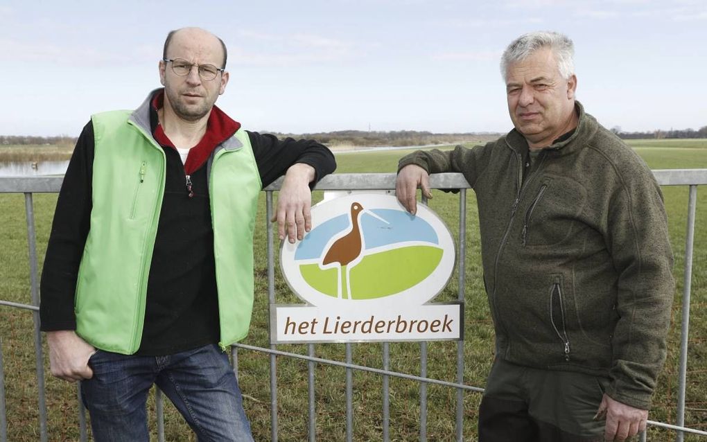 Marcel Strijtveen (l.) en Bertwin Elshof uit Lierderholthuis bij Zwolle hebben als bijnaam ‘vogeltjesboeren’ omdat ze weidevogels te beschermen. beeld Vidiphoto