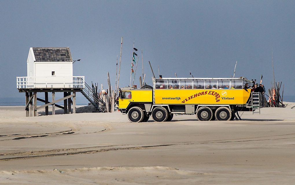 De Vliehors Expres brengt zo’n vijftig toeristen per keer naar het drenkelingenhuisje op de Vliehors, een gigantische zandplaat op de westpunt van Vlieland. beeld RD, Henk Visscher