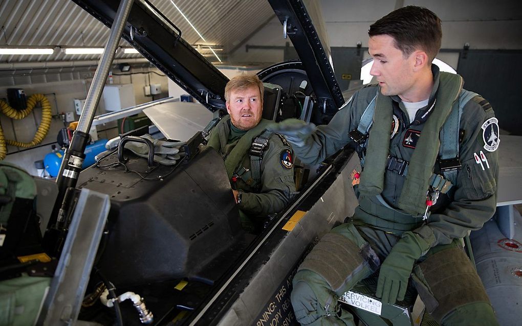 Koning Willem-Alexander achter de cockpit van een F-16. beeld Defensie