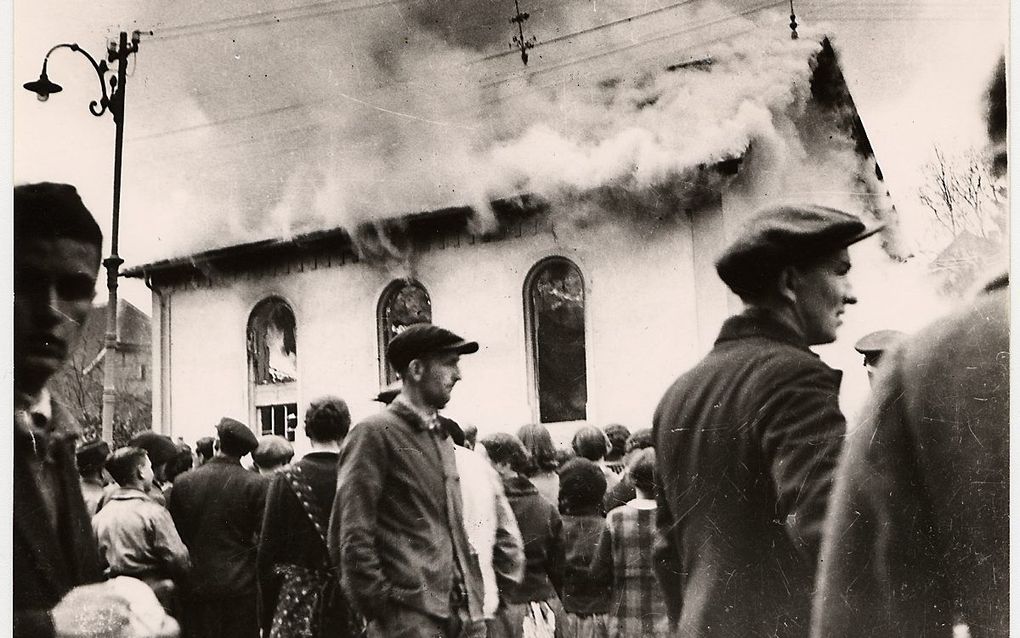 Omwonenden van een plaatsje in de omgeving van Frankfurt kijken gedurende de Kristallnacht toe terwijl de synagoge afbrandt. De brandweer voorkomt dat het vuur overslaat naar een naburige woning maar doet geen moeite om de schade aan de synagoge te beperk