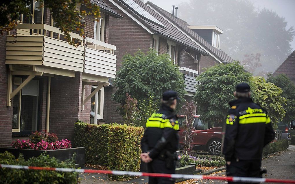 Politieagenten bij de woning in Hengelo. beeld ANP