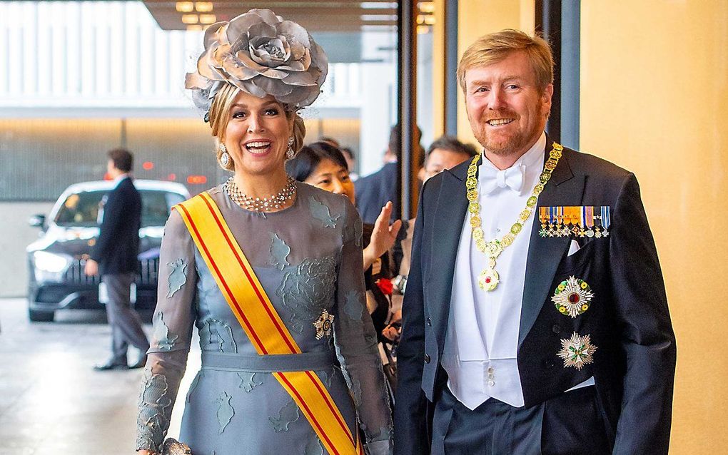 Koning Willem-Alexander en koningin Máxima arriveren bij het keizerlijk paleis in Tokio. beeld ANP