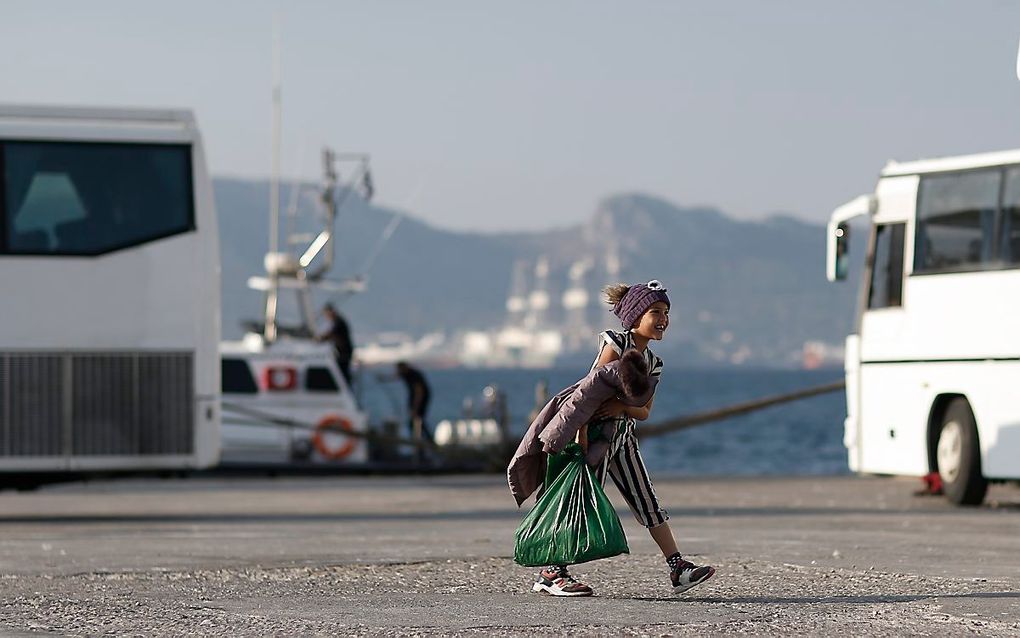 Een jonge migrant in de Griekse havenplaats Elefsina. beeld EPA, Kostas Tsironis