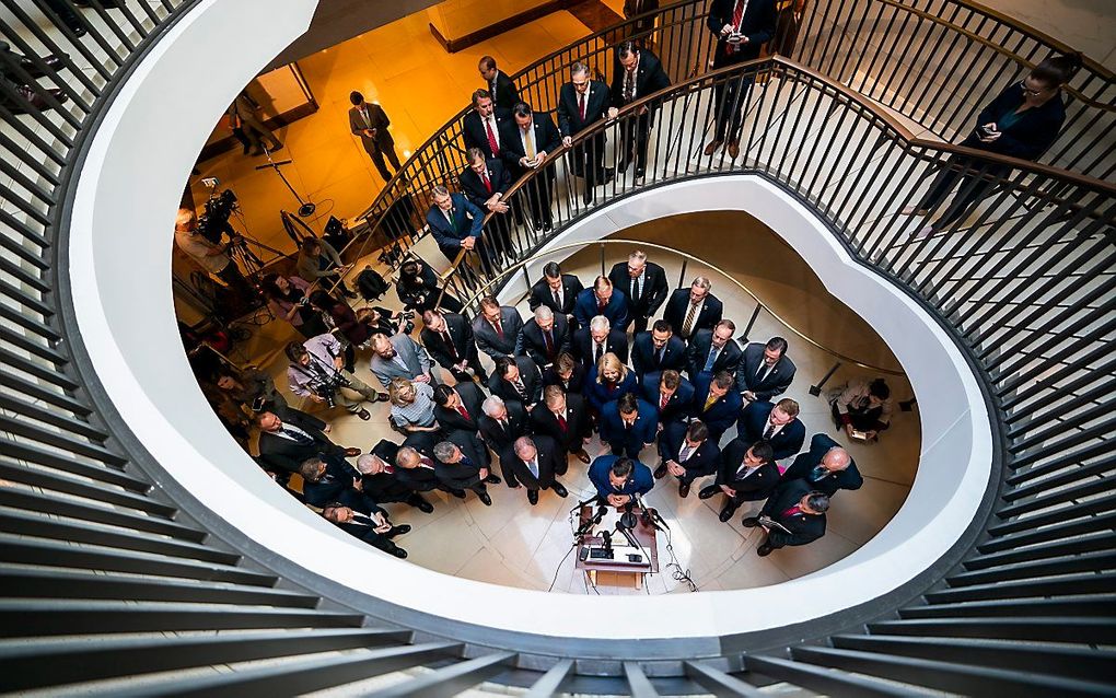 De meest opvallende actie was de inval van ruim twintig Republikeinen, afgelopen woensdag in de beveiligde zaal waar de verhoren word gehouden. beeld AFP