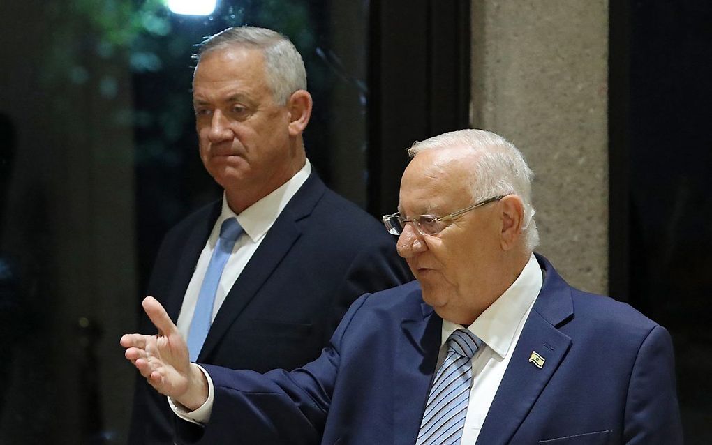 Benny Gantz (l.) en president Reuven Rivlin. beeld EPA