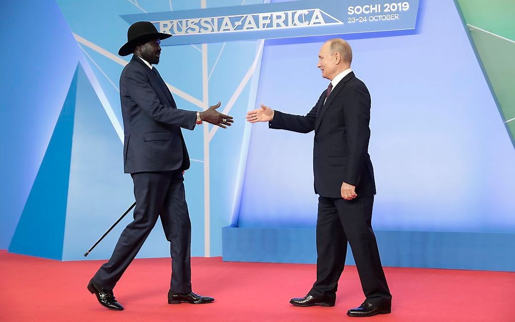 De Zuid-Sudanese president Salva Kir (l.) schudde woensdag op de Rusland-Afrikatop de hand van president Poetin. beeld  EPA, Sergei Chirikov