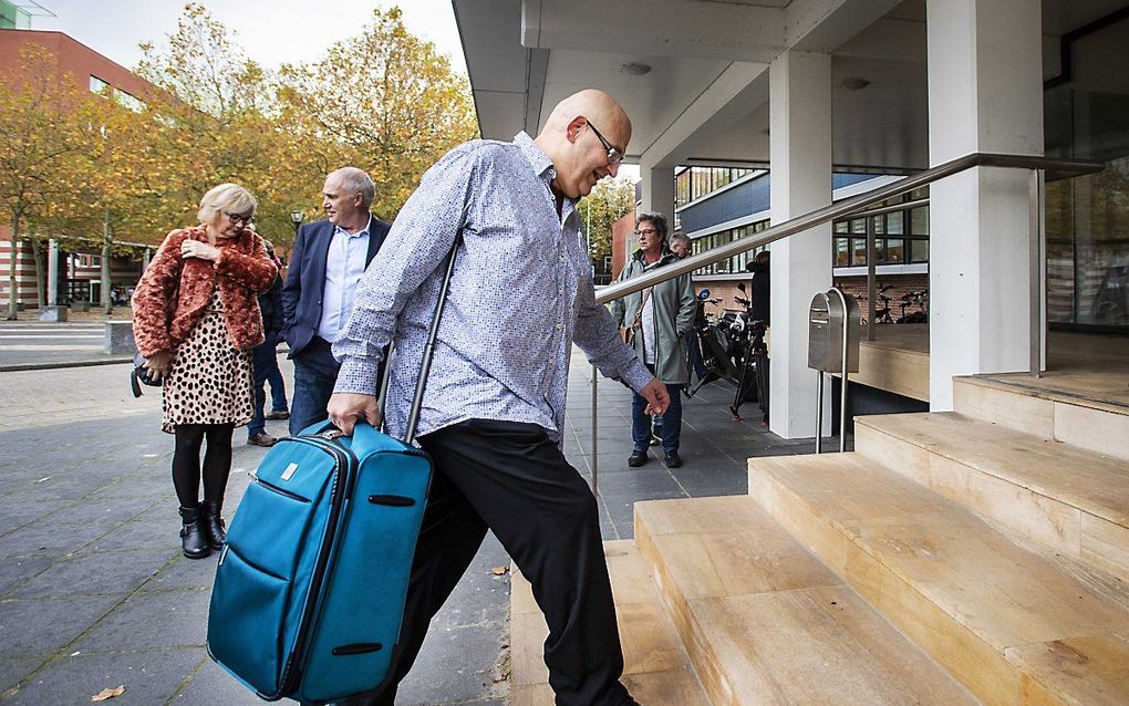 Paul van Buitenen arriveert bij het politiebureau om aangifte te doen tegen de overheid. Volgens de klokkenluider zijn er door overheidsinstanties en ambtenaren strafbare feiten begaan, tijdens en na de vuurwerkramp in 2000. beeld ANP