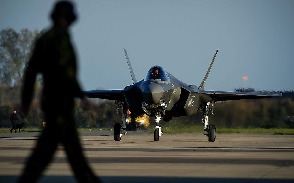 De eerst F-35 die in Nederland wordt gestationeerd, is aangekomen op Vliegbasis Leeuwarden. beeld ANP