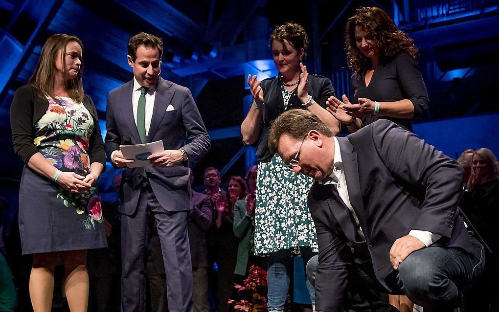 Vrouwelijke CDA-politici uit het land bieden Tweede Kamerlid Jaco Geurts een speelgoedtrekker aan, ter aanmoediging. beeld ANP, Koen van Weel