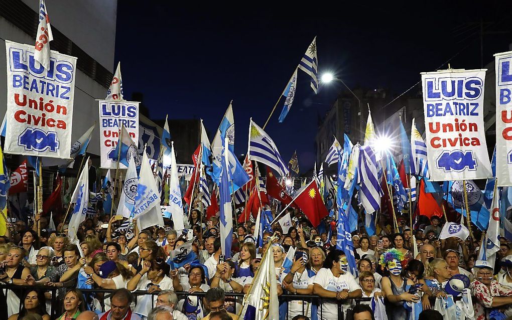 De Uruguayaanse presidentskandidaat Luis Lacalle Pou spreekt aanhangers toe tijdens een campagnebijeenkomst. beeld EPA