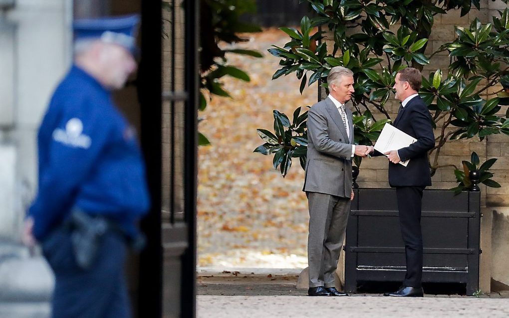 De Belgische koning Philippe met formateur Paul Magnette, maandag. België heeft sinds de verkiezingen van mei nog geen nieuwe regering. beeld EPA, Stephanie Lecocq