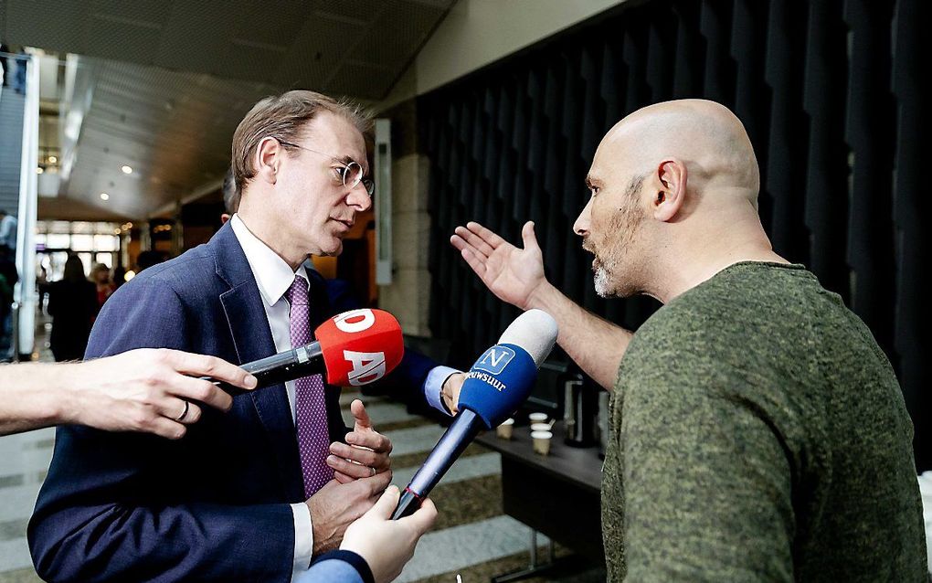 Snel spreekt met gedupeerde inzake kinderopvangtoeslagen, beeld ANP,  Robin van Lonkhuijsen.