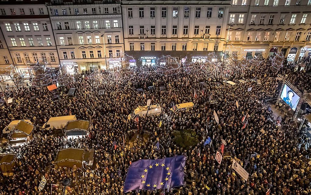 Protest op het Wenceslausplein in Praag. beeld EPA