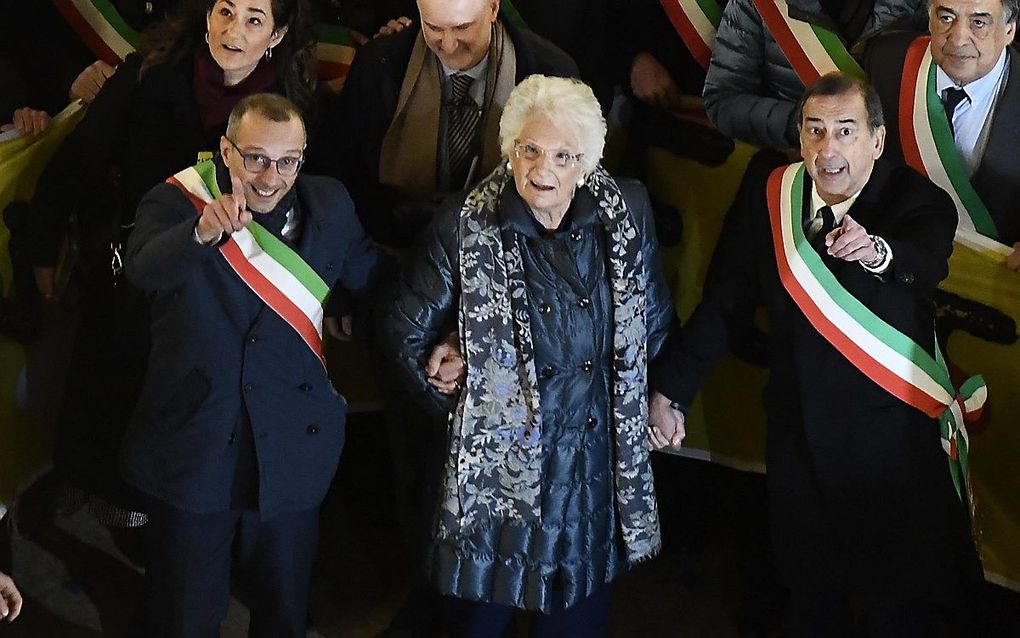 De Italiaans-Joodse senator Liliana Segre (m.) tijdens een solidariteitsbijeenkomst van honderden burgemeesters, december 2019. De bijeenkomst was georganiseerd nadat Segre onder politiebescherming moest worden geplaatst vanwege antisemitische dreiging. b