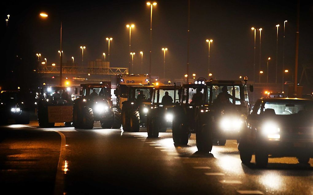 Protesterende boeren op de A1. beeld ANP