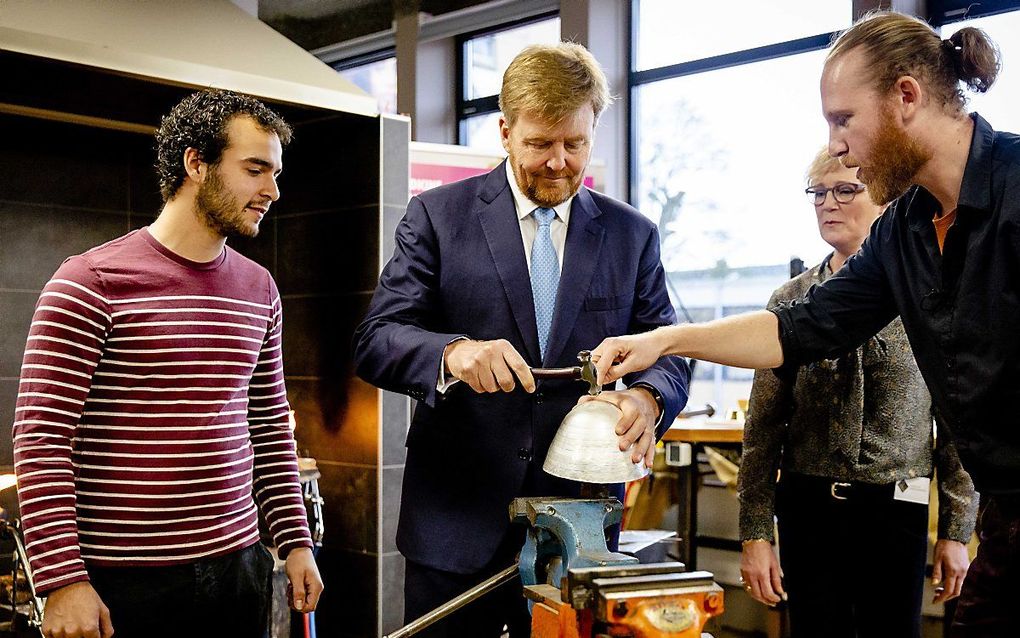 Koning Willem-Alexander bezocht dinsdag de Zadkine Vakschool in Schoonhoven. beeld ANP