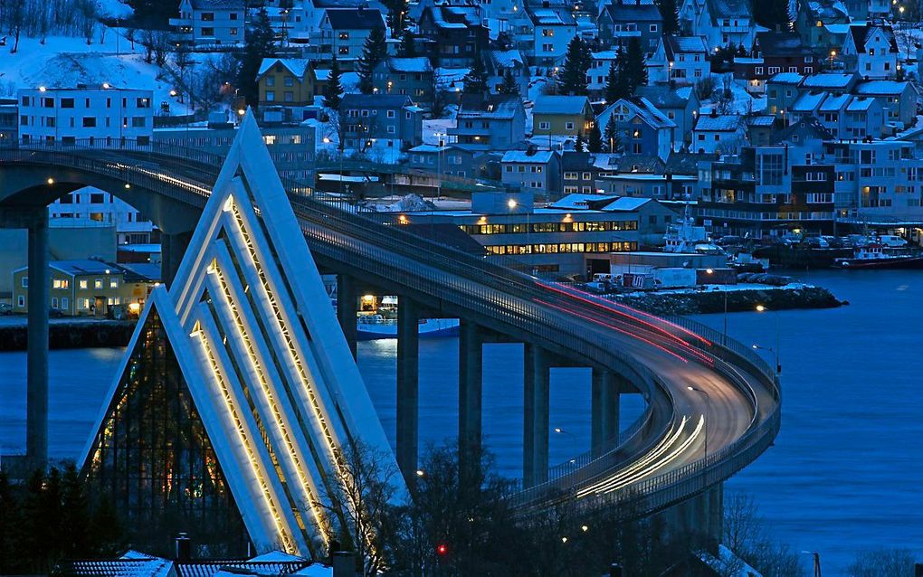 De Noorse stad Tromsø tijdens een poolnacht. Boven de Noordpoolcirkel komt de zon tijdens een poolnacht 24 uur niet boven de horizon uit. Op de voorgrond de IJszeekathedraal. beeld EPA