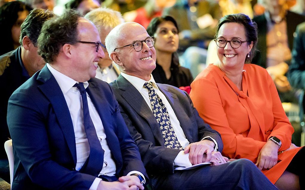 Minister Wouter Koolmees (Sociale Zaken en Werkgelegenheid), Hans Borstlap en staatssecretaris Tamara van Ark (Sociale Zaken en Werkgelegenheid) tijdens de presentatie van de commissie Borstlap. beeld ANP