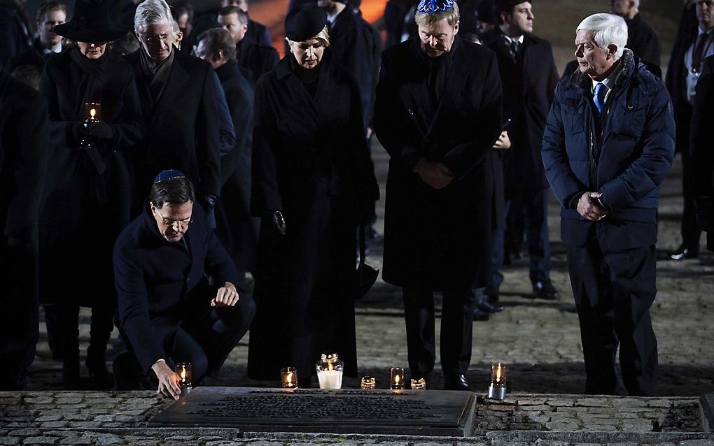 Premier Rutte, koningin Máxima en koning Willem-Alexander, maandag in het voormalige vernietigingskamp Auschwitz. beeld ANP