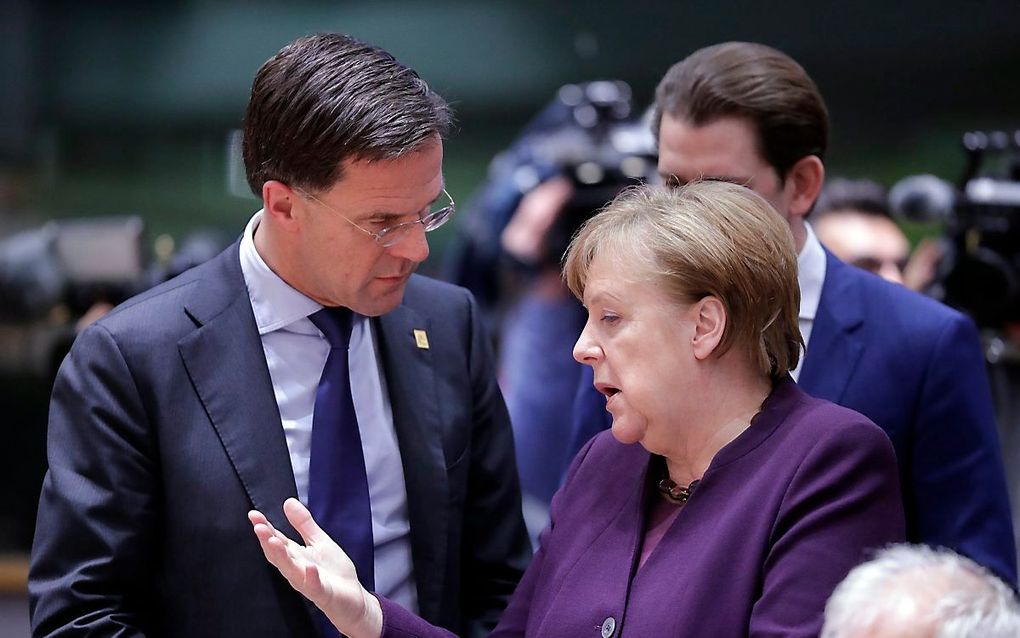 Premier Rutte (l.) in gesprek met bondskanselier Merkel. beeld EPA