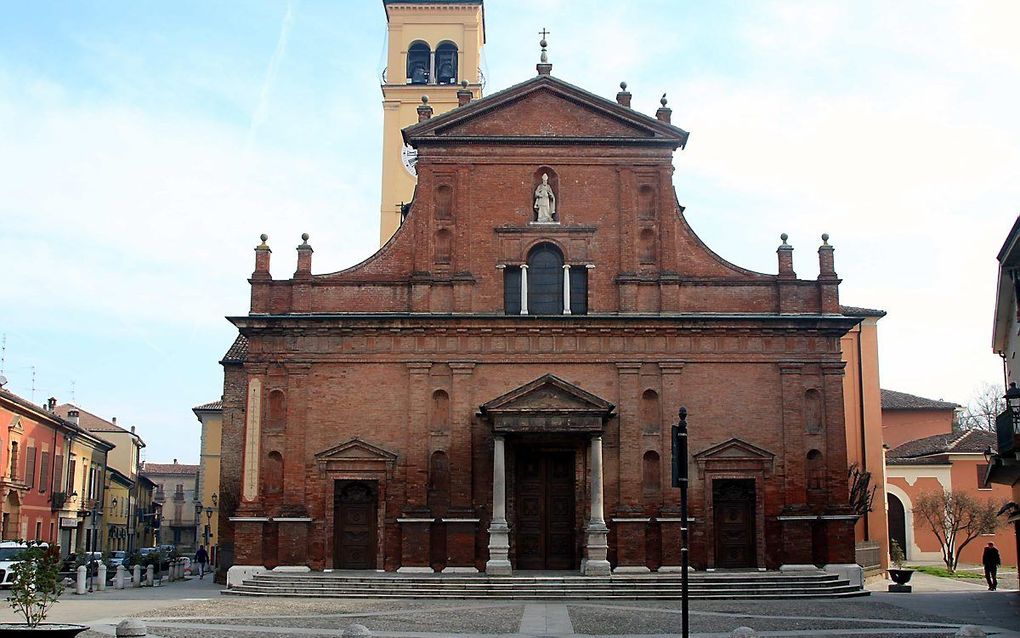 Een verlaten kerkplein in de Noord-Italiaanse stad Codogno. beeld EPA, Paolo Salmoirago