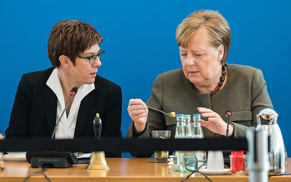 CDU-kopstukken Annegret Kramp-Karrenbauer (l.) en  Angela Merkel (r.). beeld EPA, Jens Schlueter