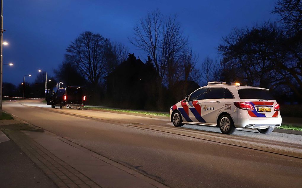 Volgens het Openbaar Ministerie hield de politie de auto met de twee ontsnapte tbs'ers aan na een achtervolging op de A15. De twee renden uit de wagen naar een nabijgelegen bedrijventerrein bij Ochten, waar een vuurgevecht ontstond met de politie. beeld A