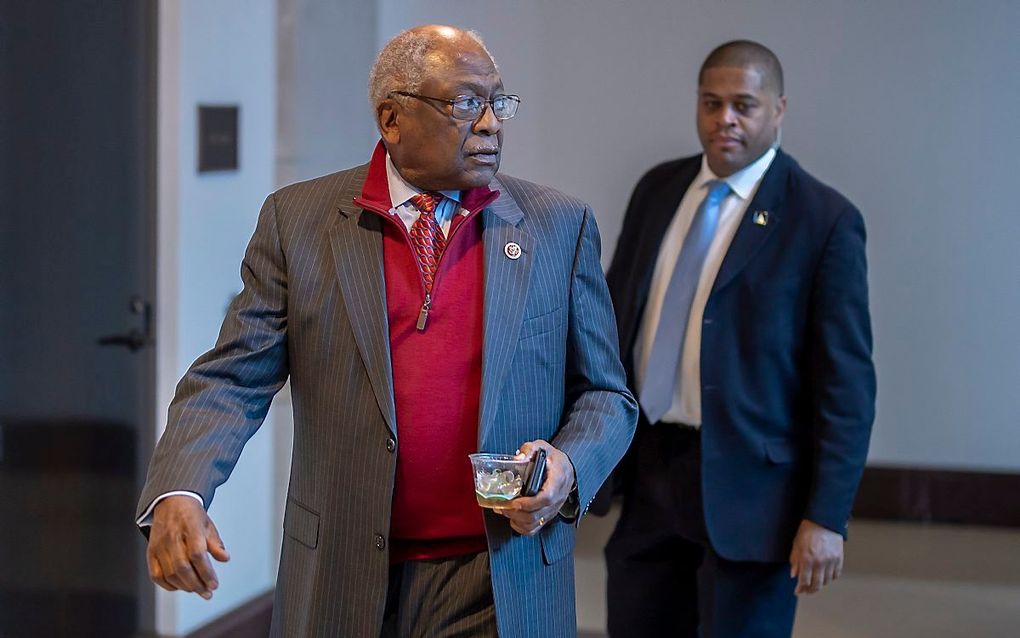 Jim Clyburn (l.) wordt als de Democratische leider van de Afro-Amerikanen beschouwd. Zijn stemadvies legt doorgaans veel gewicht in de schaal. beeld EPA