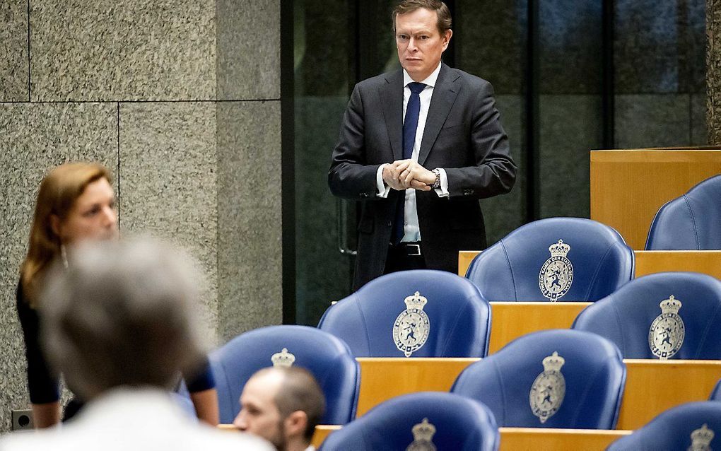 Minister Bruins voor aanvang van het debat. beeld ANP, Koen van Weel