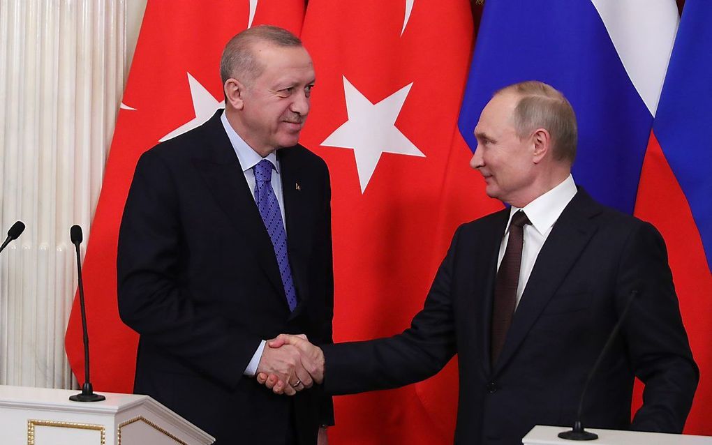 De Russische president Vladimir Poetin (r.) en zijn Turkse ambtgenoot Recep Tayip Erdogan sloten donderdag een akkoord over een wapenstilstand in de Syrische provincie Idlib. beeld EPA