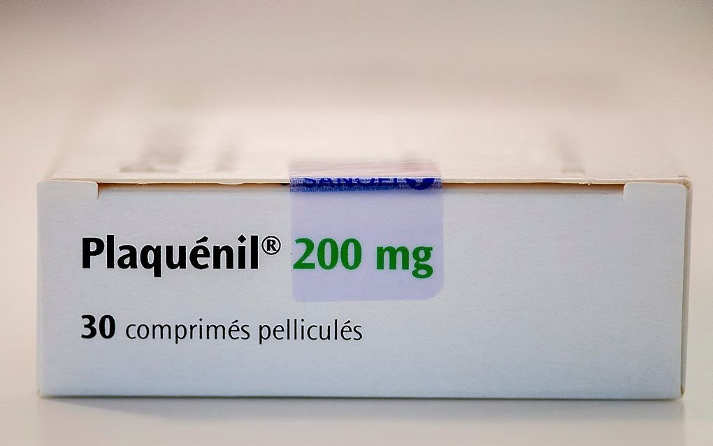 Een doosje tabletten met hydroxychloroquine (merknaam Placquénil). Het antimalariamiddel werkt mogelijk tegen corona, maar preventief gebruik is af te raden gezien de ernstige bijwerkingen. Overmatig gebruik kan leiden tot verstoring van het hartritme en 