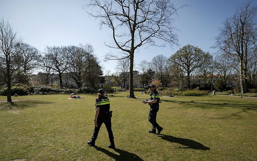 Politie surveilleert in coronatijd. Beeld ANP, Robin van Lonkhuijsen.