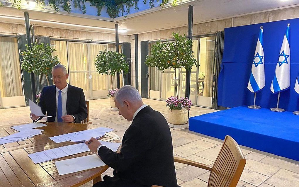 De Israëlische premier Benjamin Netanyahu en de leider van de alliantie Blau-Wit tekenden maandagavond een akkoord over de vormen van een eenheidsregering. beeld EPA