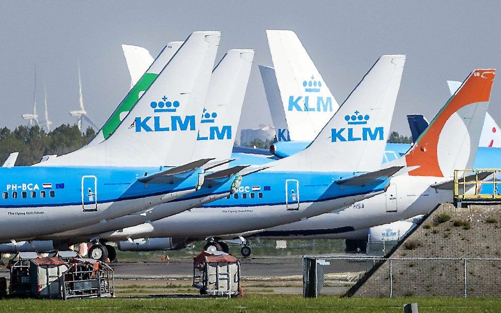 Vliegtuigen van KLM staan op Schiphol aan de grond nu het aantal passagiers door de coronacrisis drastisch is teruggelopen. beeld ANP, Remko de Waal