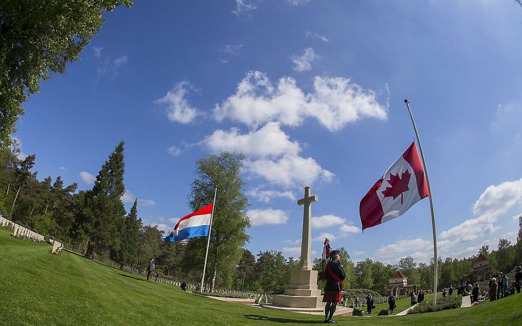 Minister Ank Bijleveld van Defensie is aanwezig bij de herdenking op de Canadese begraafplaats in Holten. De herdenking vindt vanwege het coronavirus plaats zonder publiek. beeld ANP