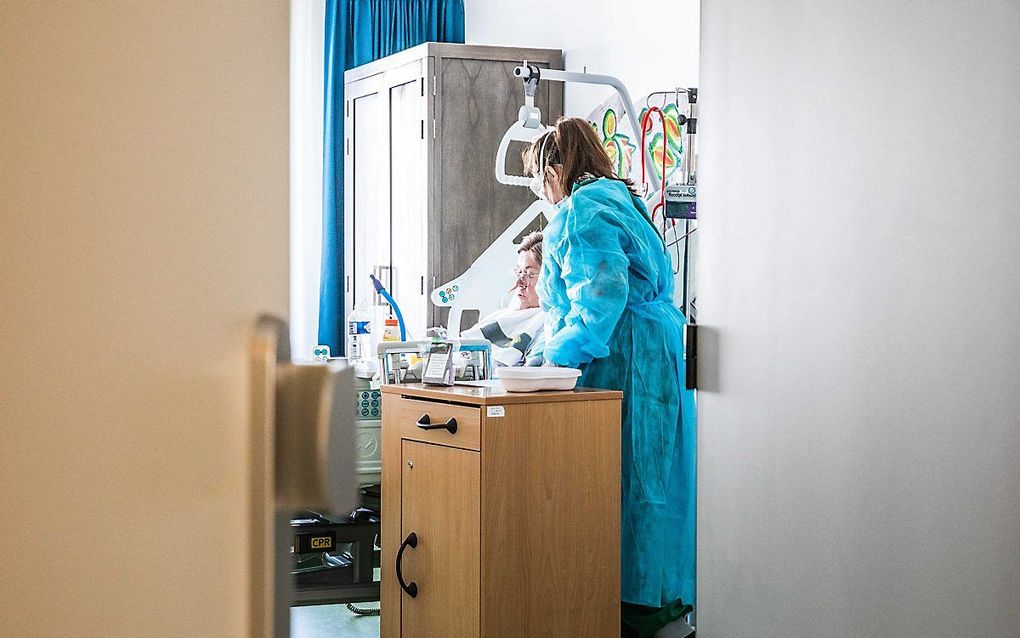 Van de 150 mensen die recent een dienst van de Russisch-Duitse baptistengemeente in Bremerhaven bijwoonden, zijn er inmiddels 44 besmet met het coronavirus. Hoe ernstig zij eraan toe zijn, is niet bekend (symbolische foto). beeld ANP, Jeffrey Groeneweg