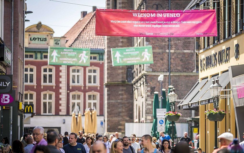 Drukte in een winkelstraat in Venlo. beeld EPA, Marcel van Hoorn