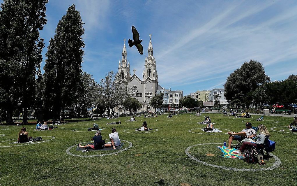 Mensen in onder meer San Francisco (Californië) kunnen zondag weer naar de kerk. beeld EPA, John G. Mabanglo