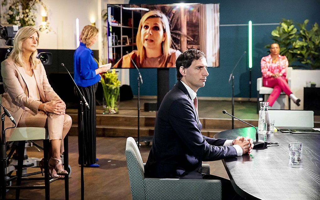 Koning Máxima (op tv-scherm) houdt een digitale toespraak tijdens een online platformbijeenkomst over financiële kwetsbaarheid. Deze interactieve editie van de jaarlijkse bijeenkomst van platform Wijzer in geldzaken is voor professionals in de financiële 