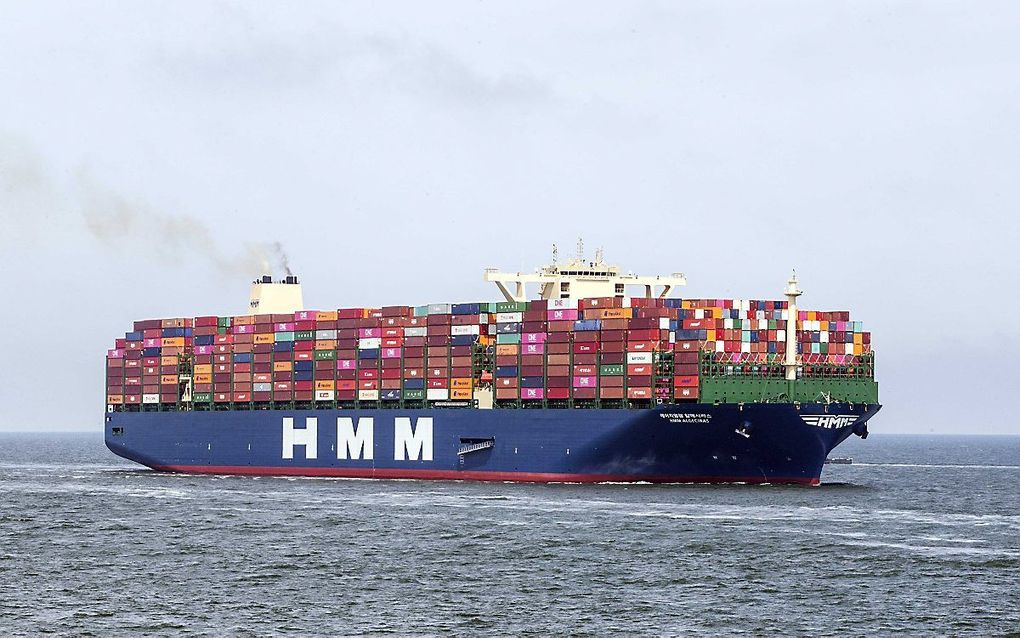 Containerschip als symbool van de mondialisering. Kan dat nog na corona? beeld EPA, PIETER STAM DE JONGE