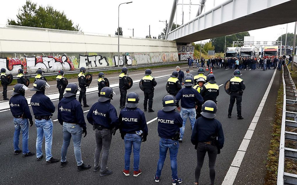 Kermisexploitanten worden op de A12 tegengehouden door de politie. beeld ANP