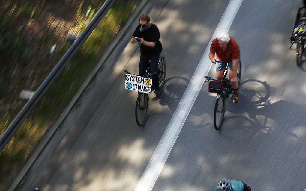 Protesterende milieu-activisten op de fiets in Berlijn. beeld EPA