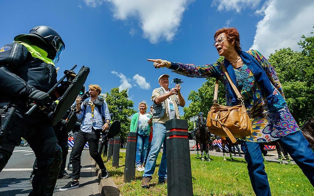 Een demonstrant tijdens een verboden demonstratie van Viruswaanzin op het Malieveld die is gericht op de coronamaatregelen van het kabinet. beeld ANP