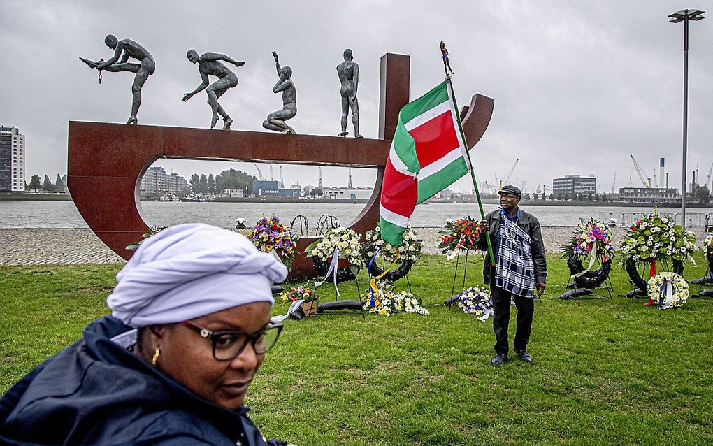 Kransen bij het slavernijmonument aan de Lloydkade tijdens de herdenking van de afschaffing van de slavernij. beeld ANP