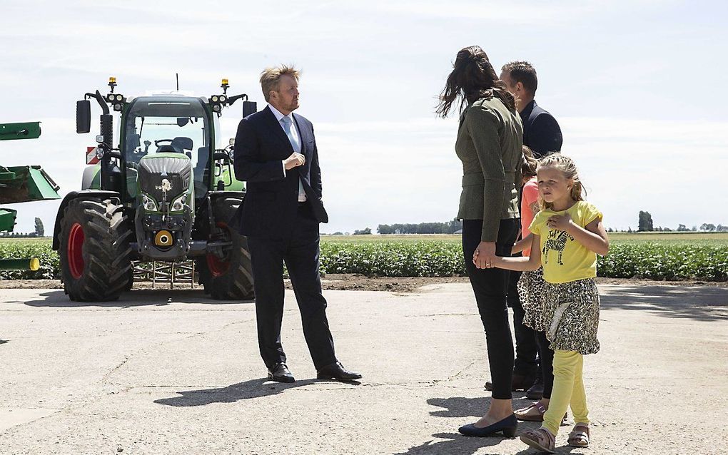 Koning Willem-Alexander bezoekt een akkerbouwer in Abbenbroek. beeld ANP