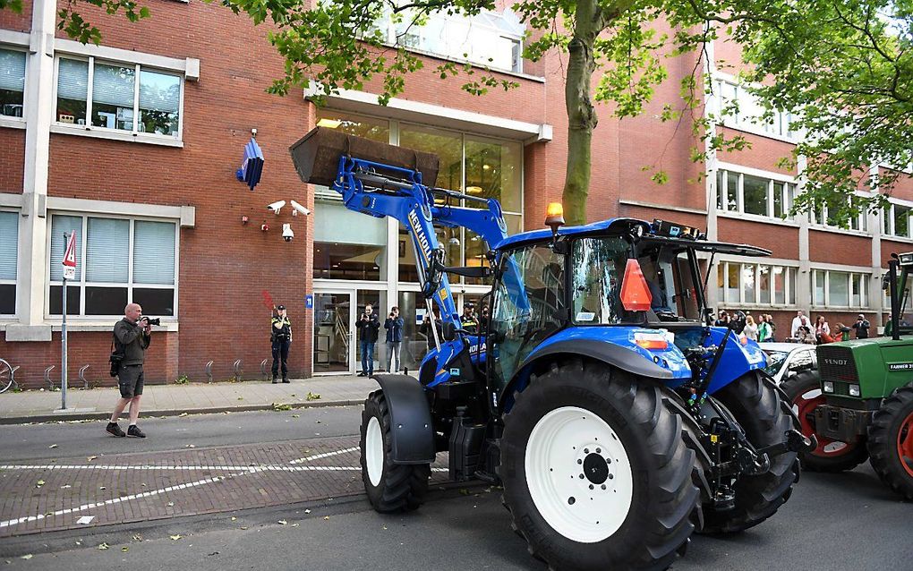 In Leiden zijn boeren met hun landbouwvoertuigen maandagavond naar de politiebureaus gereden om aangifte te doen tegen minister Carola Schouten (Landbouw) vanwege dierenmishandeling. De boeren moeten het eiwitgehalte in het veevoer verlagen, maar volgens 