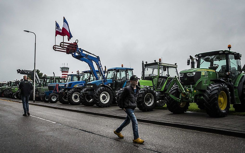 Boeren verzamelden zich donderdagavond met hun trekkers bij Lelystad Airport om te protesteren. De boeren verzetten zich tegen stikstofregels en voermaatregelen. beeld ANP